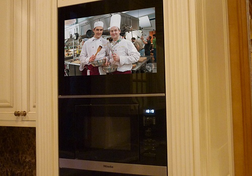 Телевизор встроенный в мебель для кухни